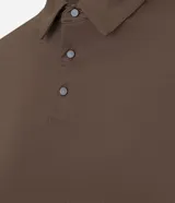 Camisa polo masculina de manga corta, confeccionada en tejido técnico de poliamida con elastano. Presenta cuello inglés con cierre de botones y diseño liso en color marrón, con tecnología de secado rápido y confort térmico.