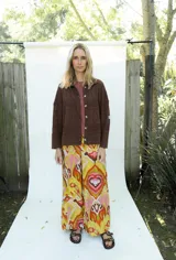 Pantalón holgado tiro alto con elástico en la cintura y estampa Ikat colorida.