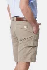 Bermuda cargo beige de gabardina con bolsillos laterales con solapa y cierre de botón.