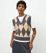 Chaleco de punto corto con diseño de rombos en tonos gris y beige. Presenta escote en V, sisas amplias y terminaciones acanaladas en el ruedo y el cuello.