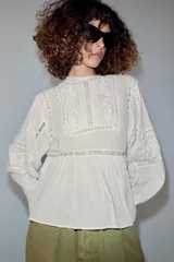 Camisa blanca de algodón de la ZW Collection con cuello redondo, manga larga abullonada terminada en puño y detalles de bordados a tono y entredoses.