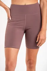 Short biker de tiro alto, confeccionado en tejido técnico elástico de secado rápido, con costuras reforzadas y bolsillos laterales.