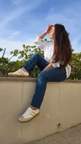 Zapatillas Dallas de cuero blanco, con detalles en gamuza beige y tiras laterales rosadas, suela de goma y diseño urbano.