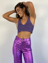 Top tejido al crochet color lila, con escote en V y corte crop.