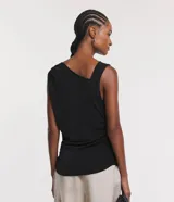 Blusa sin mangas color gris con escote asimétrico y detalles drapeados.