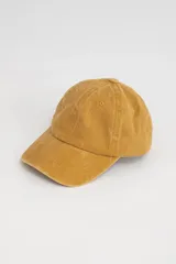 Gorro de gabardina color mostaza, estilo béisbol, con visera curva y orificios de ventilación bordados.