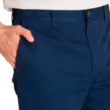Pantalón chino azul marino de corte tapered straight, con bragueta con cremallera y botón, bolsillos laterales y traseros de ribete con solapa y botón.