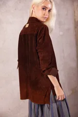 Camisa de cuero suede color suela, de corte holgado y diseño clásico con botones forrados al tono.