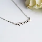 Collar de plata 925 con dije de nombre en cursiva que dice 'Mamá', sujeto a una cadena de eslabones finos.