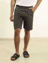 Bermuda de gabardina color verde oliva, con bolsillos laterales y traseros.