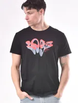 Remera negra de algodón con estampado abstracto en tonos rosa y gris.