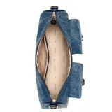 Cartera tipo bandolera Guess confeccionada en denim, con dos bolsillos frontales con solapa y hebillas decorativas. Presenta cierre superior, correa ajustable y detalles en metal dorado.