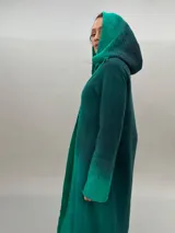 Tapado largo color verde esmeralda de lana merino, con capucha y puños calados.