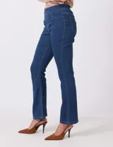 Jegging de tiro medio-alto con cintura elástica, bolsillos delanteros simulados y bolsillos traseros aplicados. Presenta un corte entallado con terminación bootcut.