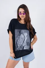 Remerón negro con estampado fotográfico en blanco y negro de Beyoncé con sombrero de cowboy.