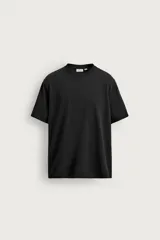 Remera regular fit de manga corta y cuello redondo, perteneciente a la colección Origins.