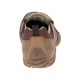Zapato tipo slip-on de la marca Caterpillar, confeccionado en cuero color beige oscuro, con suela de goma dentada y detalle de logo lateral.