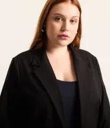 Blazer marrón de crepé de viscosa, corte alargado, sin cierre y mangas fruncidas.