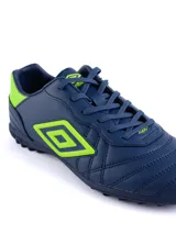 Championes de fútbol Umbro modelo Touch TF, color azul marino con detalles en naranja vibrante. Presentan el logo de la marca en el lateral, cordones al tono y suela de caucho diseñada para césped sintético.