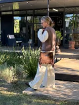 Bota corta de cuero en tonos chocolate, con diseño de paneles texturizados y suela track robusta de goma.