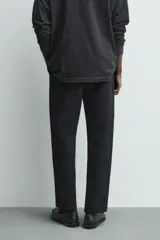 Pantalón de corte recto confeccionado en tejido compacto de algodón con estructura twill. Presenta cierre frontal con cremallera y botón, bolsillos laterales y bolsillos traseros de vivo con botón.
