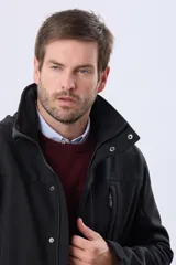 Campera de neopreno color azul marino, con cuello alto que incluye capucha oculta, cierre frontal con botones a presión y cremallera, bolsillos laterales y bolsillo vertical en el pecho.