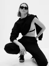 Pantalón deportivo gris melange de corte holgado, con cintura elástica y cordón ajustable.