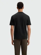 Remera de corte regular fit, color negro, con cuello redondo y manga corta. Presenta un pequeño aplique metálico con el monograma Double B de la marca en el pecho.