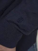 Sweater azul marino de tejido de punto liso, con cuello redondo y mangas largas.