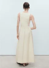 Vestido midi de diseño combinado, con cuerpo de algodón y elastano de ajuste ceñido y falda de algodón con corte evasé y panel fruncido en la cintura. Presenta cuello escotado y tirantes anchos.