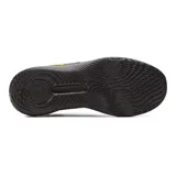 Championes de entrenamiento Under Armour Flow Dynamic, color violeta oscuro con detalles en verde neón. Presentan una parte superior de tejido IntelliKnit transpirable, refuerzo lateral de TPU para mayor estabilidad y entresuela Flow de una sola pieza que ofrece amortiguación reactiva y tracción superior sin suela de goma tradicional.