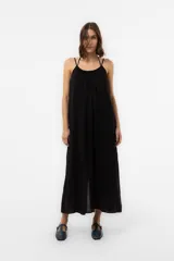 Vestido largo negro de corte amplio y fluido, con escote fruncido y doble tirante fino.