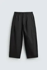 Pantalón de corte wide fit confeccionado en algodón con efecto lavado. Presenta pliegues frontales, bolsillos laterales y bolsillos traseros de vivo. Cierre frontal con cremallera y gancho metálico oculto.