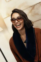 Chaqueta confeccionada en gamuza color negro con amplio cuello smoking de corderito en tono crudo. Presenta un diseño corto, cruzado con doble abotonadura y botones metálicos, mangas amplias y bolsillos.