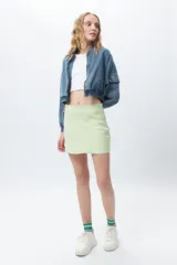 Minifalda recta con estampado de cuadros blancos y negros, con cierre invisible en el lateral.