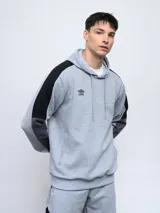 Canguro negro con capucha, corte clásico, mangas largas con franjas grises y logo de la marca bordado en el pecho.