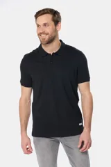 Remera polo de jersey de algodón color azul marino, con logo bordado en el pecho, botones personalizados y rayas en cuello y mangas en contraste.