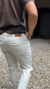 Pantalón de jean color hueso, corte recto y tiro medio.