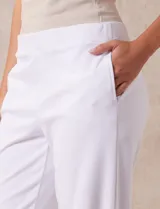 Pantalón blanco de tejido suave, corte ancho y pretina elastizada.