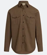 Camisa de manga larga confeccionada en sarga de algodón, con cuello clásico, cierre frontal abotonado y dos bolsillos frontales con solapa y botón.