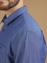 Camisa azul con micro estampado, de manga larga y corte clásico.