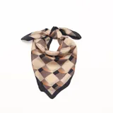 Pañuelo cuadrado de satén con estampado geométrico a cuadros en tonos beige, marrón, negro y naranja.