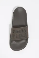 Sandalia tipo pala color blanco crudo, con plataforma, suela dentada y logo en relieve en la tira frontal.