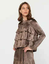 Blusa de manga larga con textura laminada y volados horizontales en el frente.