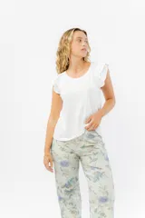 Musculosa rosa de corte clásico con cuello redondo y volados en los hombros.