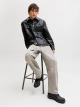 Jean baggy de tiro alto con calce holgado en toda la pierna. Diseño clásico de cinco bolsillos con lavado stonewash que le otorga un aspecto desgastado.