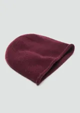 Gorro de punto de cashmira color bordó, de diseño clásico con vuelta.