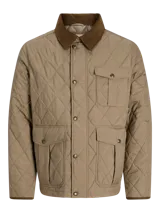 Campera acolchada de diseño matelasse en color tostado, con cuello camisero en pana marrón, cierre frontal con broches a presión, bolsillos frontales con solapa y puños ajustables.
