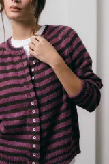 Saco tejido de punto a rayas horizontales en tonos violeta y marrón, con cuello redondo, manga larga y cierre frontal con botones.