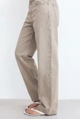 Jeans de mezclilla de tiro medio con cinco bolsillos, diseño relaxed fit de corte recto y amplio, con efecto lavado y desgaste frontal.
